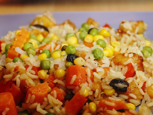 Mit saisonalem Gemüse kannst du den Reistopf vielseitig variieren.