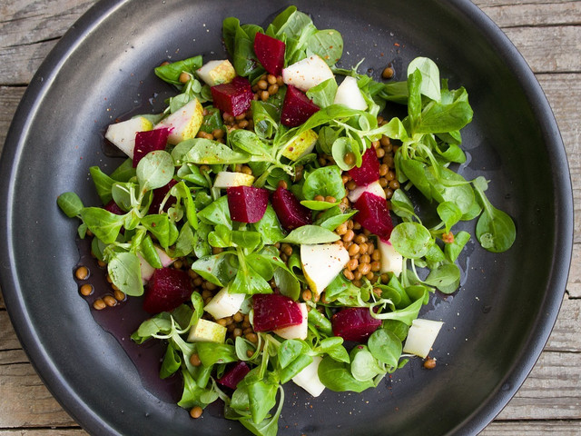 Ein gemischter Salat ist eine frische Beilage zu frittierter Polenta.