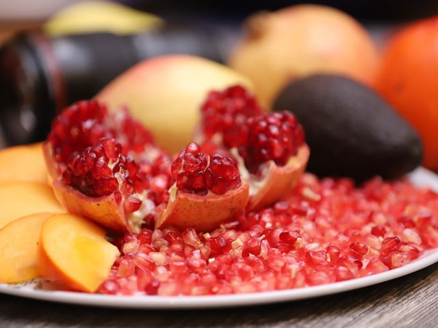Zusammen mit Granatapfel kannst du mit diesem Kaki-Rezept einen Wintersalat zubereiten.