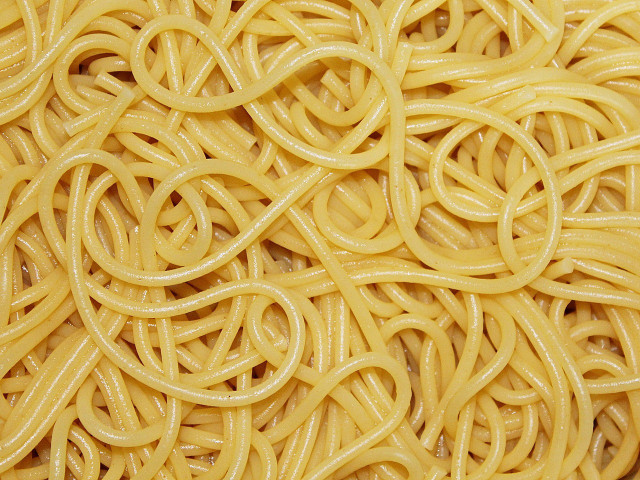 Vermenge die Spaghetti mit Öl, damit sie nicht kleben.