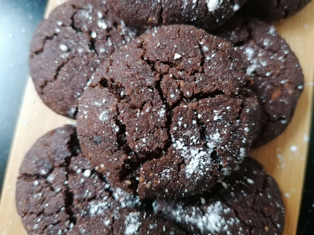 Vegane Schokokekse sind einfach zu backen.