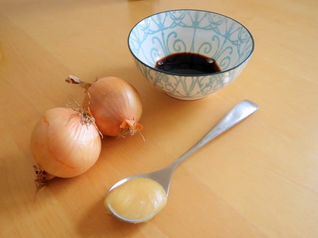 Aus Zwiebeln, Balsamico und Honig werden leckere Balsamico-Zwiebeln.