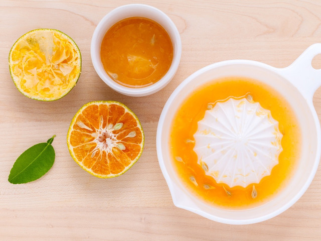 Bevor du die Orange auspresst, reibe die Schale ab. Sie gibt den Plätzchen ein intensives Aroma.