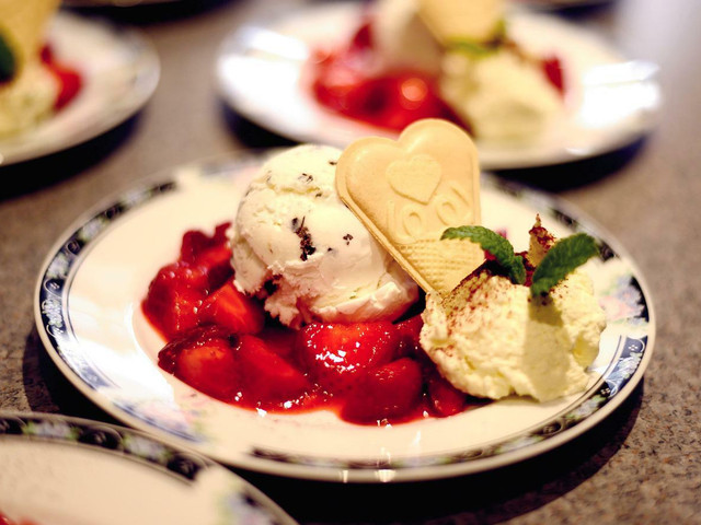 Marinierte Erdbeeren kannst du klassisch zu Vanilleeis reichen.