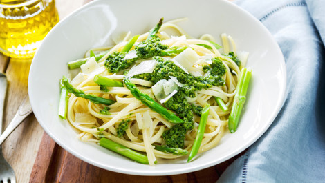 Spargelpasta mit Bärlauchpesto: Ein pflanzliches Rezept