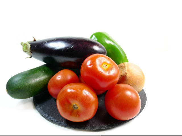 Zucchinirouladen werden mit frischem Sommergemüse zubereitet.