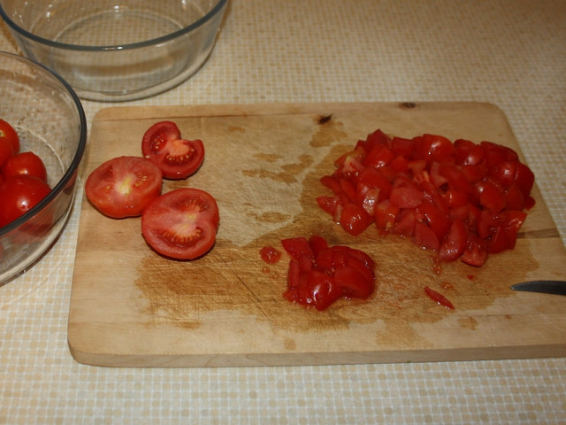 Die Tomatensoße schmeckt am besten mit frischen vollreifen Tomaten.