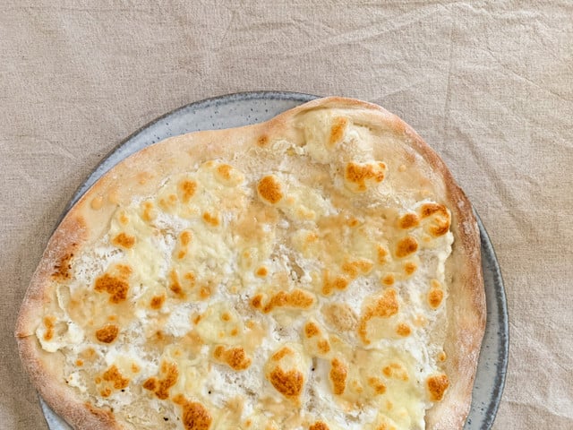 Hinweise und Tipps für eine leckere Pizza Bianca Pizza Bianca schmeckt mit selbstgemachtem Teig am besten.