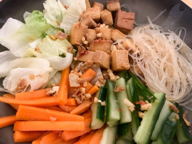 Richte die Bun Chay Bowl mit allen Zutaten an.