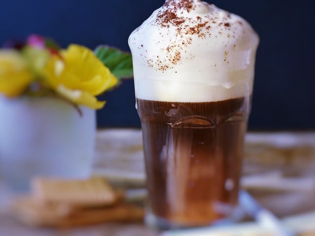 Iced Latte vegan und laktosefrei: So kannst du ihn abwandeln Milchschaum gelingt dir auch mit Pflanzendrink.