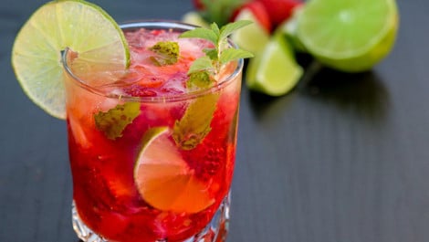 Fruchtige Himbeerbowle: Sommerrezept ohne Alkohol