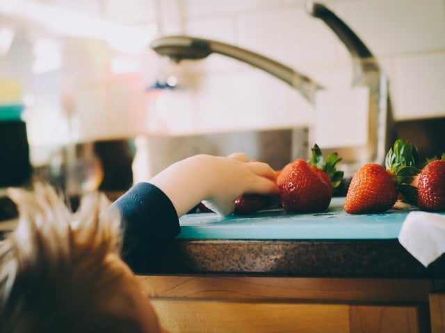 Zu unserem gesunden Kindermüsli passen zum Beispiel frische Früchte.