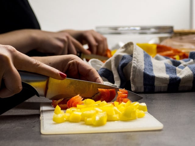 Für den Löffelsalat müssen die Zutaten klein geschnitten werden.