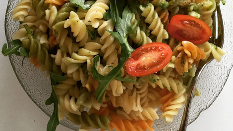 Mediterraner Nudelsalat: Schnelles Rezept mit nur 5 Zutaten