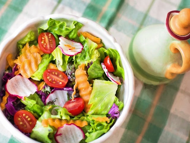 Salate sind bei einer veganen Brotzeit ein gesunder Hingucker.