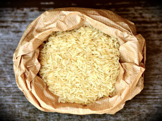 Aus rohen Reis kannst du keinen Puffreis selber machen.