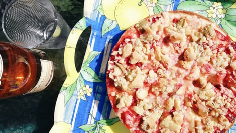 Erdbeer-Rhabarber-Kuchen: Rezept mit Pudding und Streuseln