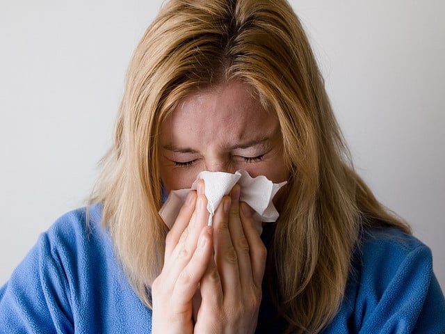 Eine Erkältung kann leicht mit natürlichen Hausmitteln behandelt werden.