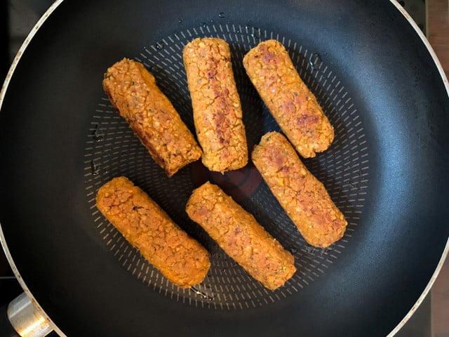 Du kannst die veganen Cevapcici im Ofen oder in der Pfanne machen.