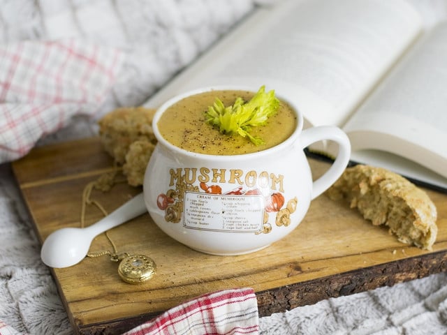 Nussbrot ist die perfekte Beilage zu einer herzhaften Suppe.