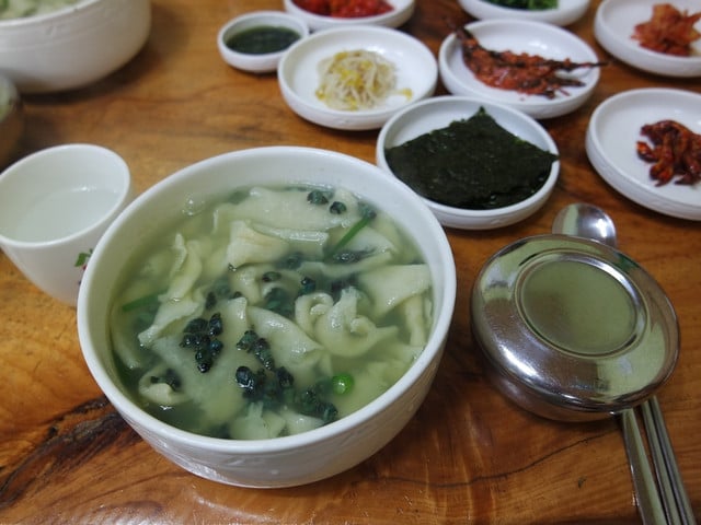 Rezept: Vegane Sujebi-Suppe mit selbstgemachten Nudeln Sujebi ist eine beliebte koreanische Vorspeise.