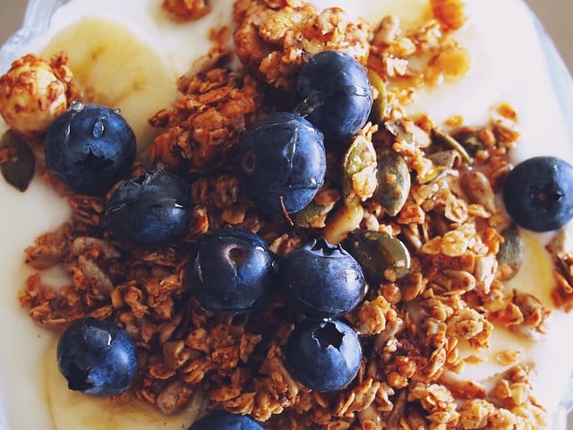 Wähle frisches Obst der Saison für den Haferflocken-Crumble.
