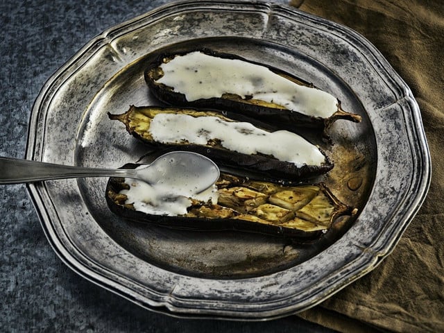 Gebackene Aubergine mit Joghurt und Kräutern.