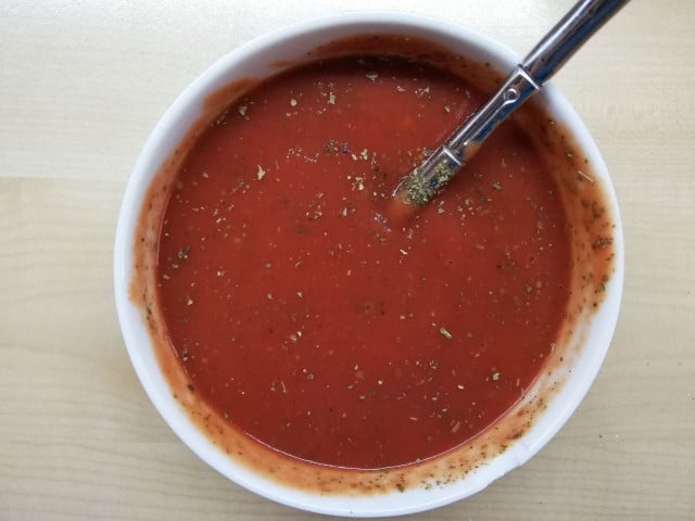Würze die Tomatensoße nach deinem Geschmack.