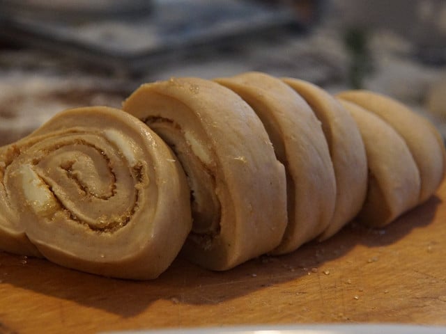 Für die Kürbisschnecken wird der süße Teig mit einer würzigen Mischung gefüllt. 