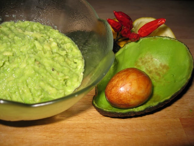 Guacamole-Variationen für mehr Abwechslung Das Basis-Rezept für Guacamole kannst du zum Beispiel mit etwas Chili scharf abwandeln.