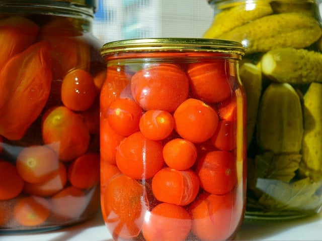 Süß-sauer eingelegte Tomaten kannst du für mehrere Monate aufbewahren.