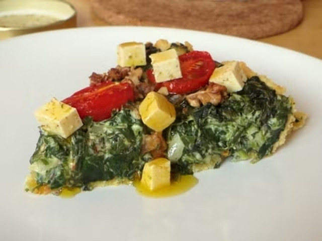 Zur veganen Quiche mit Spinat passt veganer Feta gut dazu.