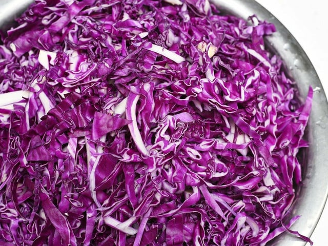 Rotkohl zum Einlegen in Streifen schneiden.