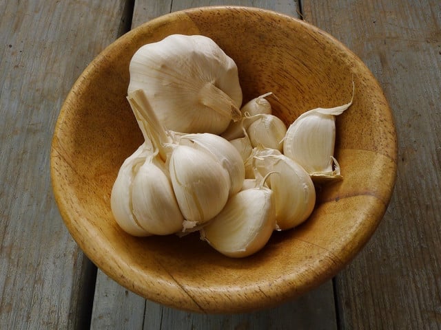 Geschmorter Fenchel: Variationen Knoblauch gibt dem geschmorten Fenchel mehr Würze.