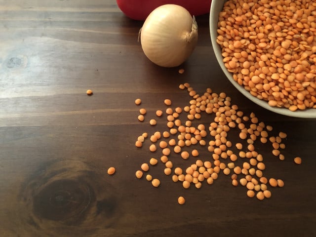 Linsenbratlinge: Veganes Rezept für die Burger Für Linsenbratlinge brauchst du neben roten Linsen auch Zwiebel und Knoblauch.