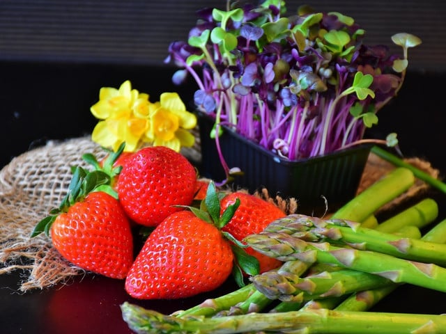 Spargel-Erdbeer-Salat: Ein veganes Rezept Spargel-Erdbeer-Salat ist ein frisches Sommergericht.