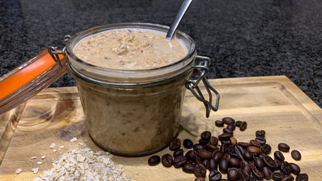 Cold Brew Overnight Oats: Frühstücksrezept mit Kaffeekick