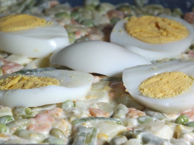 Russischer Salat: Vegetarisches Rezept Russischer Salat ist auch unter dem Namen Oliviersalat bekannt.