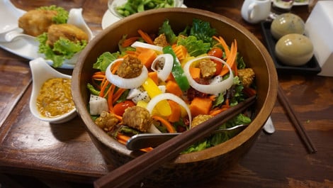 Gado-Gado: Rezept für den Indonesischen Salat mit würziger Erdnusssauce