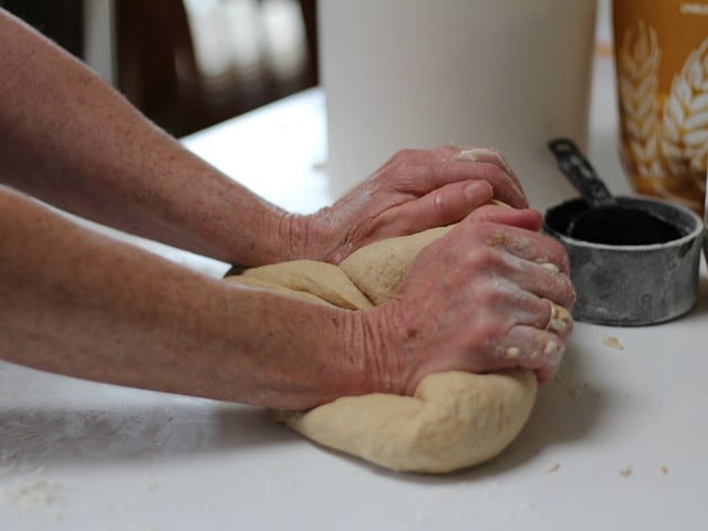 Friselle selber machen: Das Grundrezept Den Hefeteig für die Friselle solltest du lange und gründlich kneten.