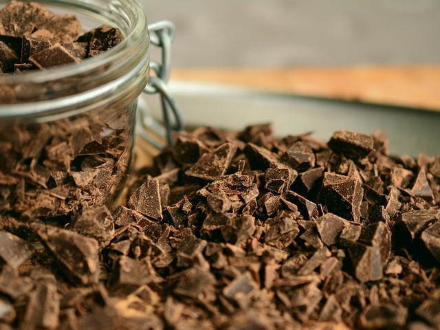Kakaonibs sind das perfekte Topping für Kaffeepudding.