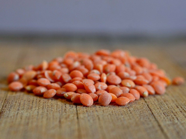 So bereitest du die vegetarische Jamie-Oliver-Bolognese zu In den Kürbisaufstrich kommen auch rote Linsen.