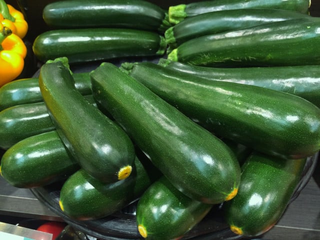 Eine Zucchini-Scarpaccia eignet sich gut, um eine große Zucchini-Ernte zu verarbeiten.