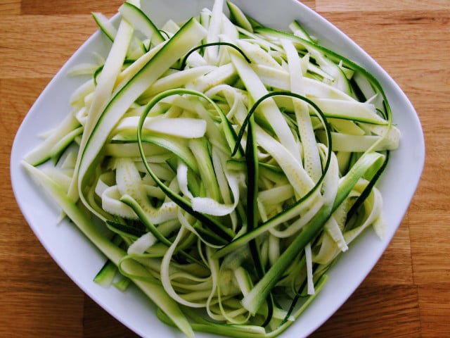 Salz entzieht der Zucchini das Wasser.