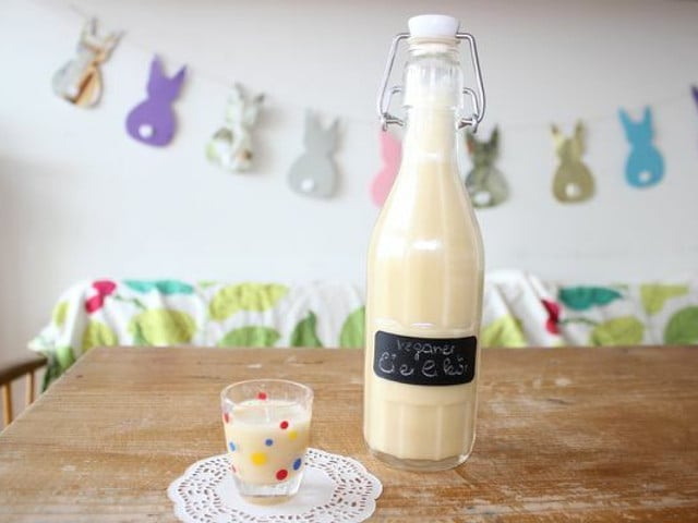 Veganer Eierlikör aus Vanillepudding und Rum – mit diesem Rezept sehr einfach.