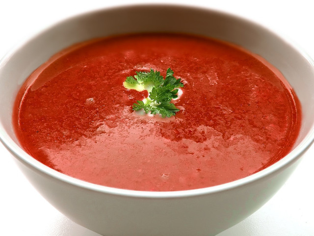 Kalte Tomatensuppe hilft beim Abkühlen an einem heißen Sommertag.