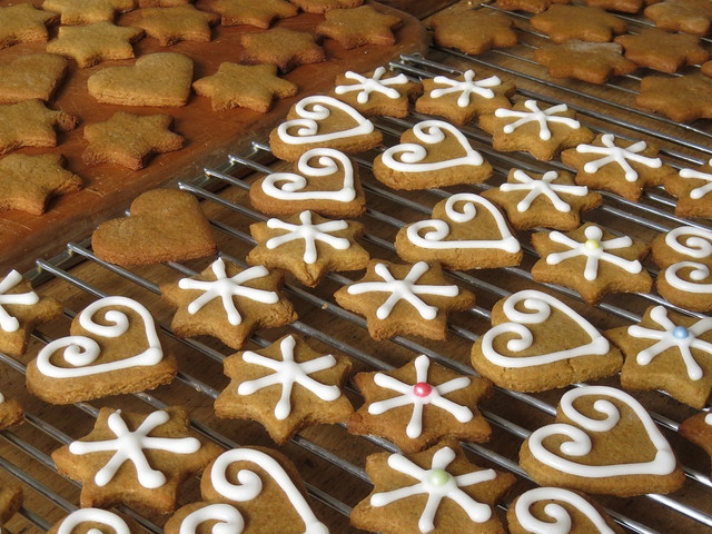 Zum Schluss kannst du das Gingerbread mit Zuckerguss verzieren.