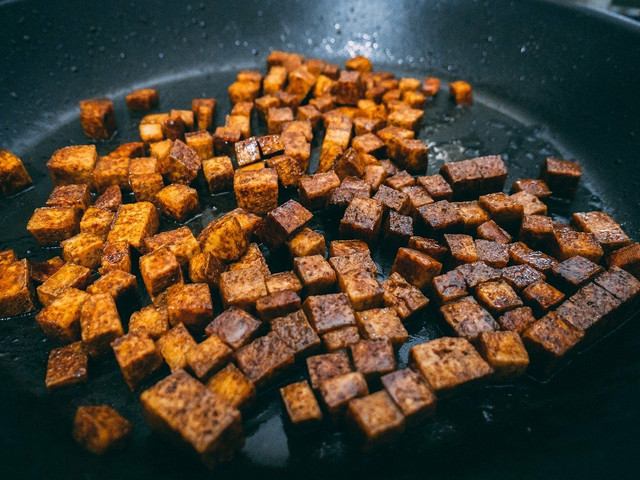 Wenn du den Tofu anbrätst, weicht er später im Chili con Tofu nicht auf.
