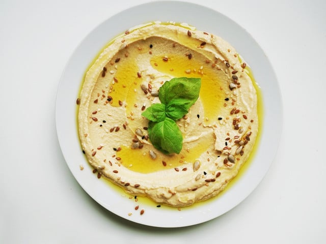 Wurzelgemüse aus dem Ofen passt hervorragend zu Hummus.