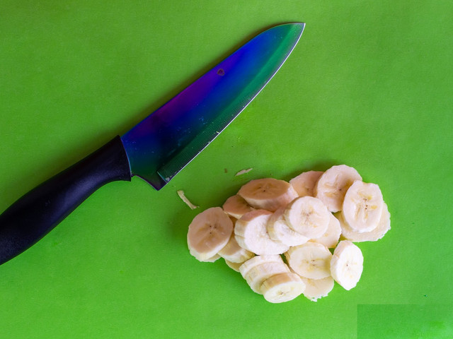 Vor dem Einfrieren solltest du die Bananen schälen und in Scheiben schneiden. 